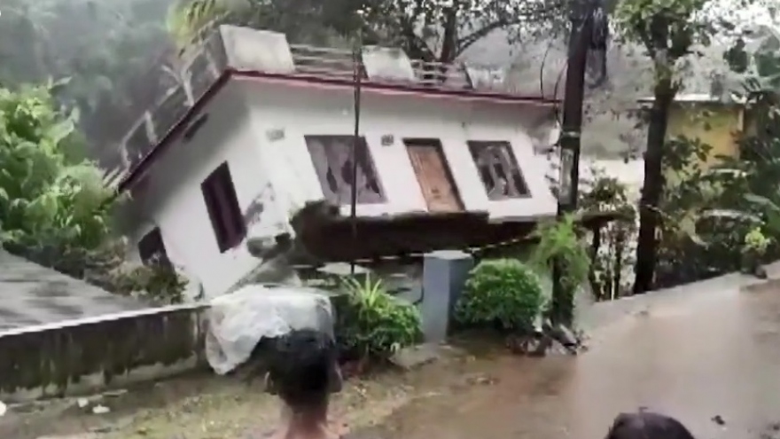 Video: Hãi hùng cảnh lũ dữ cuốn trôi cả một ngôi nhà ở Ấn Độ
